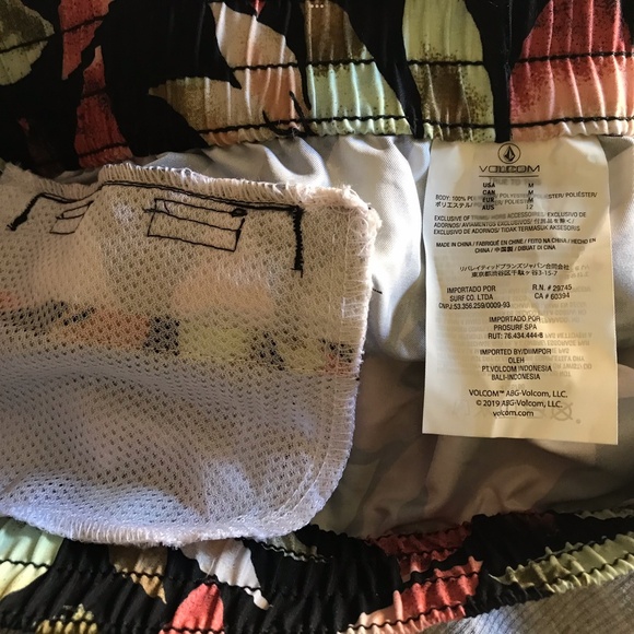 VOLCOM 50+UPF Tropic Rush 2 NWTs Women’s Elastic Waist Shorts Size M - Picture 6 of 6